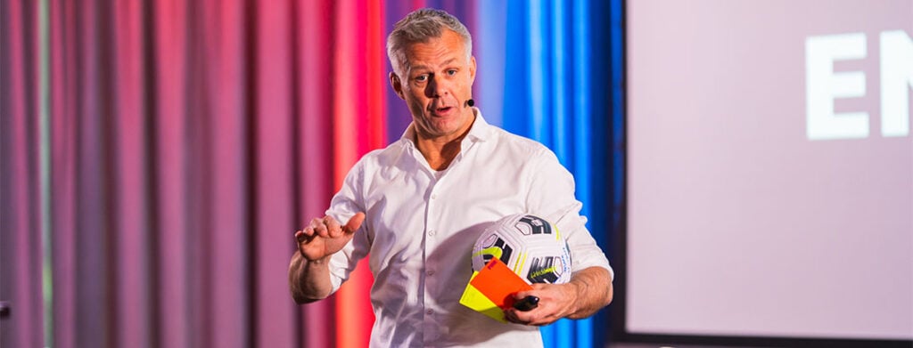 Björn Kuipers met het slotstuk over zijn carriere als scheidsrechter en ondernemer