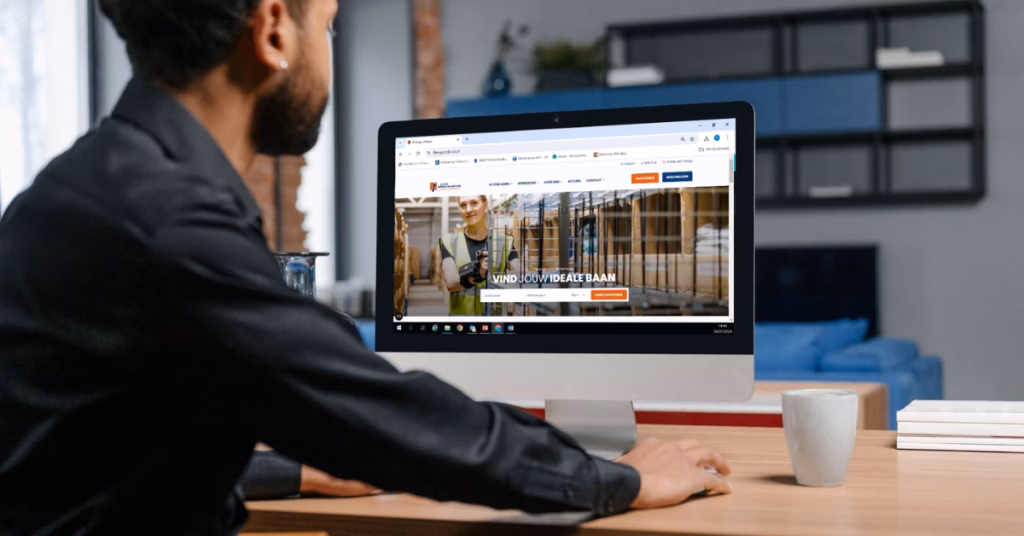 Online Marketeer aan het werk op laptop