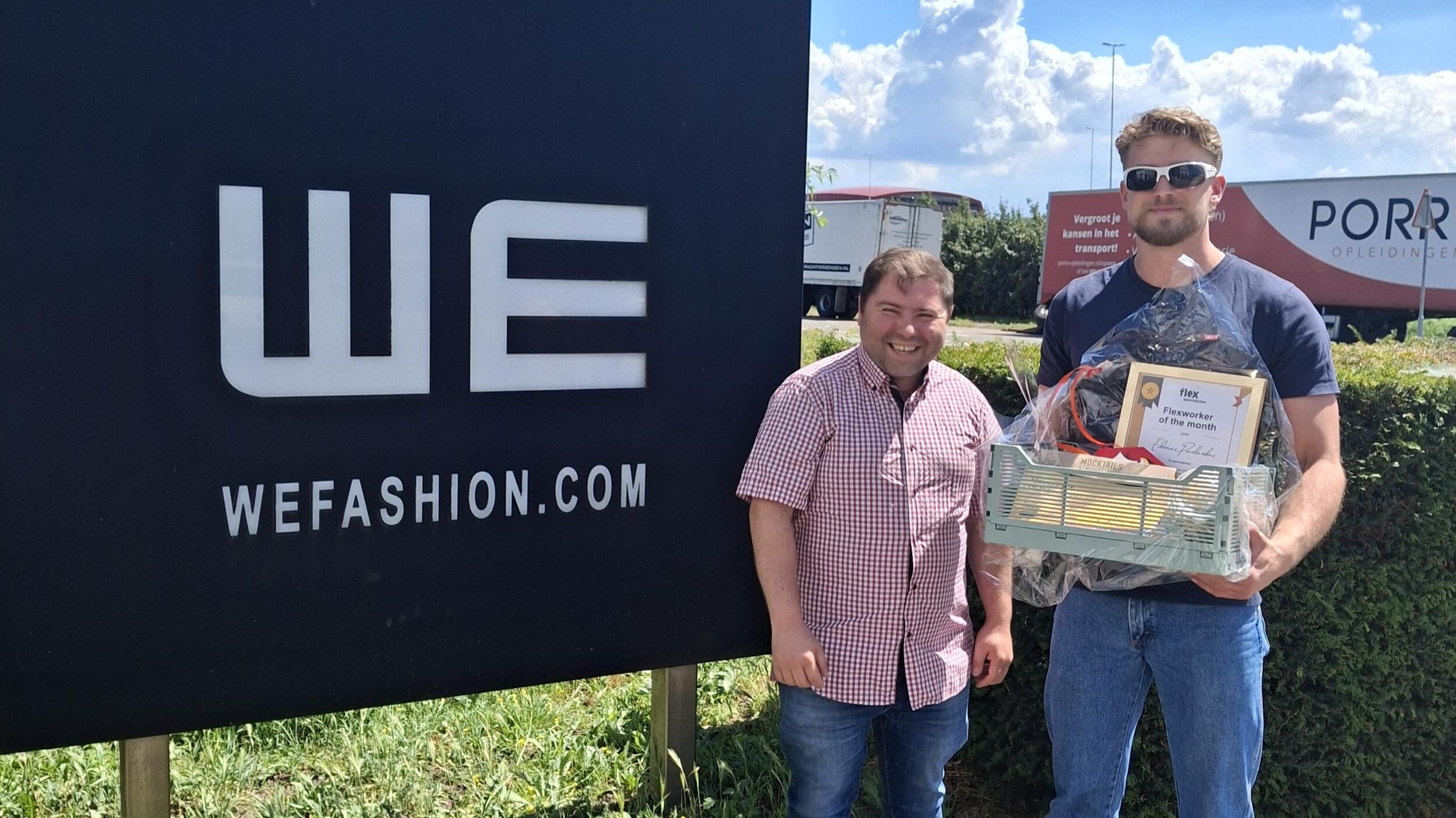 2 mannen voor een boord waarop staat WE fashion