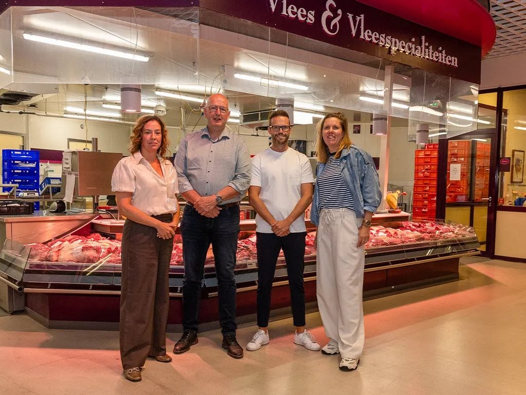 4 mensen in slagerij afdeling